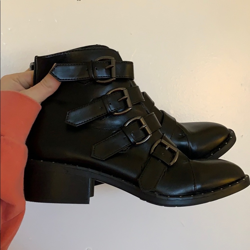 Buckle boot